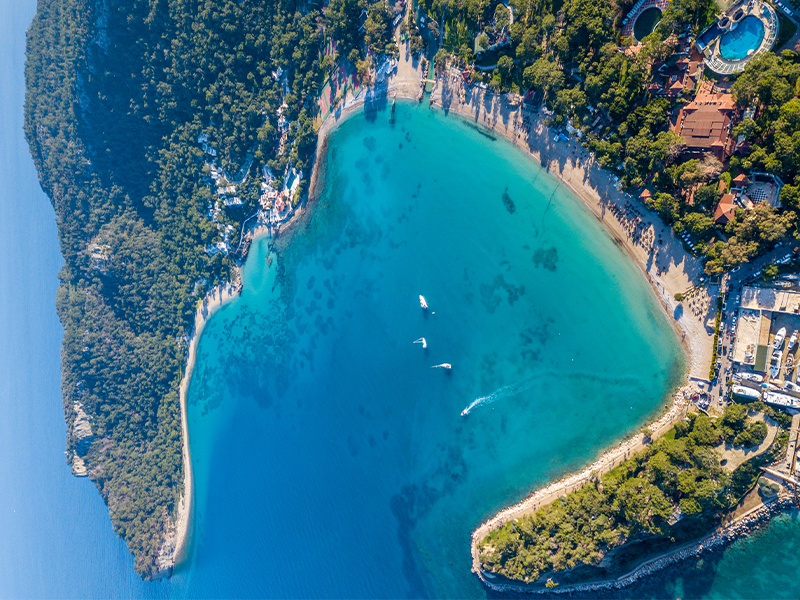 Plaja Moonlight din Kemer, apa limpede si pietricele