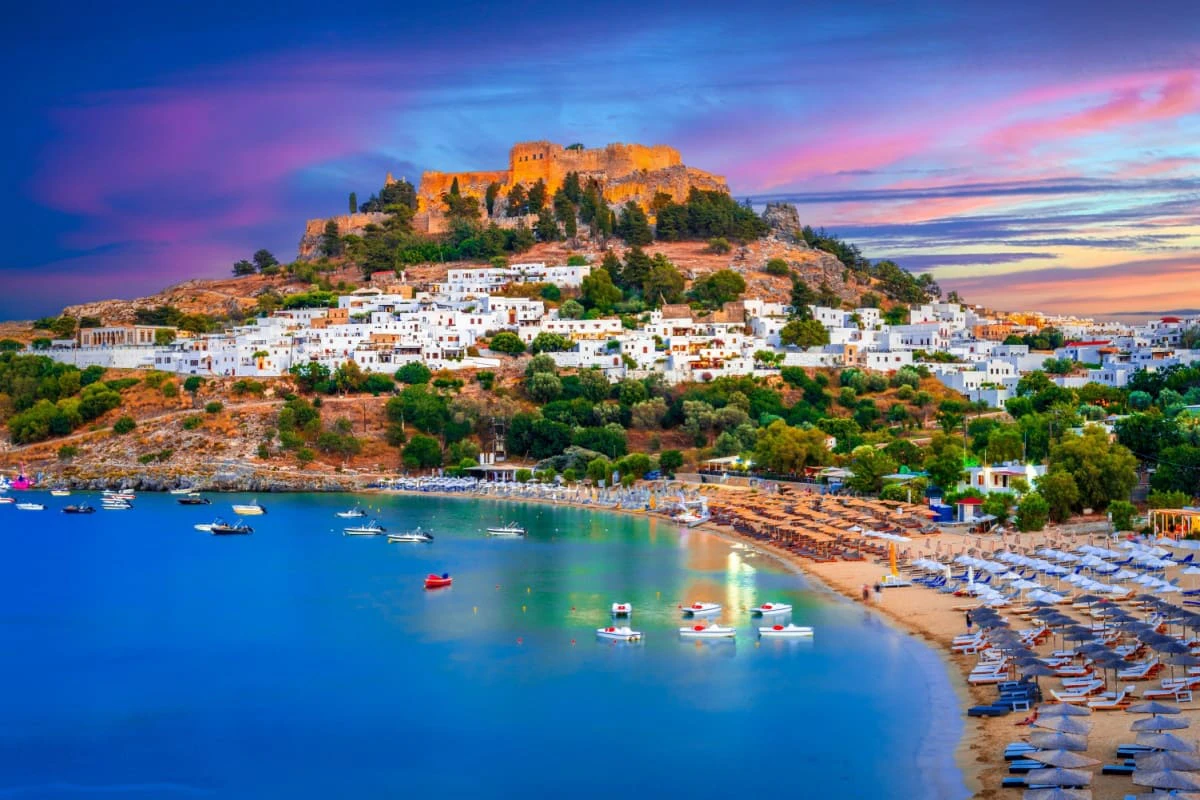 Orasul Lindos de pe insula Rodos, Grecia. Sat mic cu case albe si Acropola, pe insula Rodos