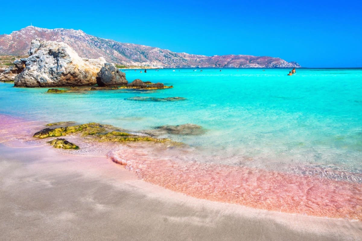 Plaja tropicala cu apa turcoaz si nisip roz in Elafonisi, Creta, Grecia