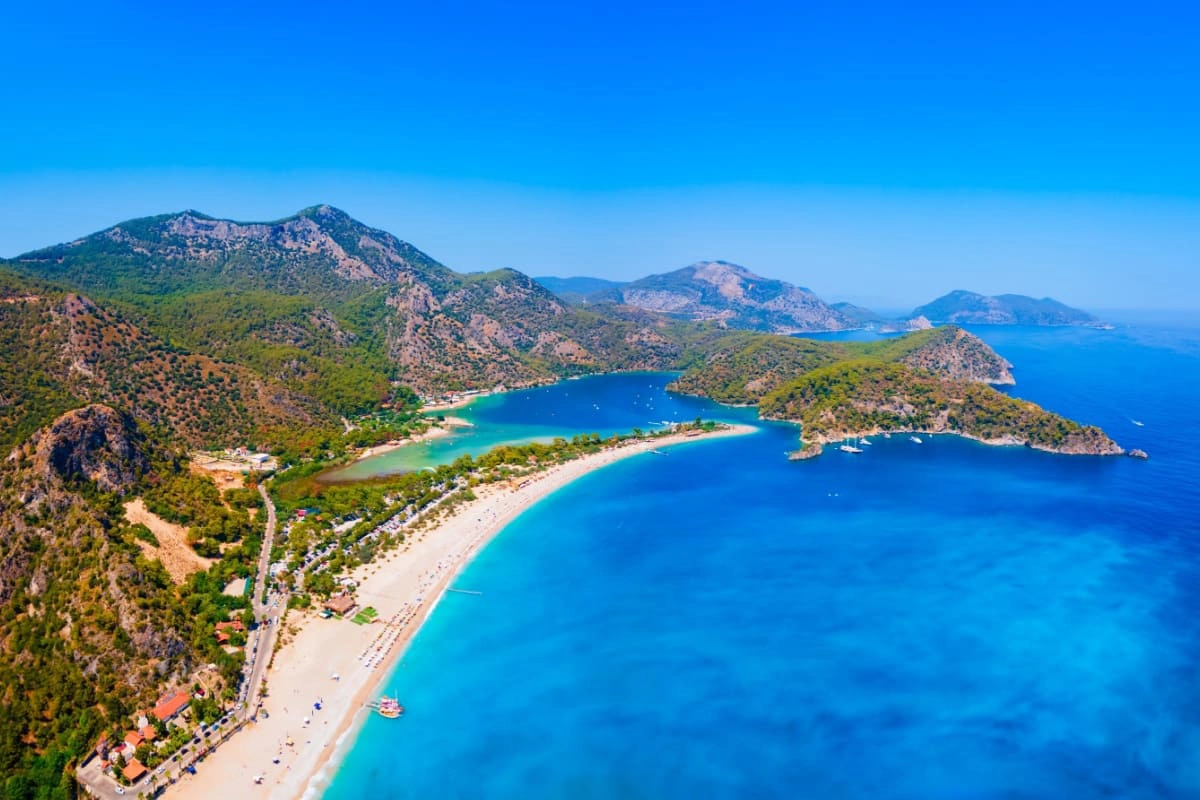 Vedere panoramica aeriana a plajei Oludeniz