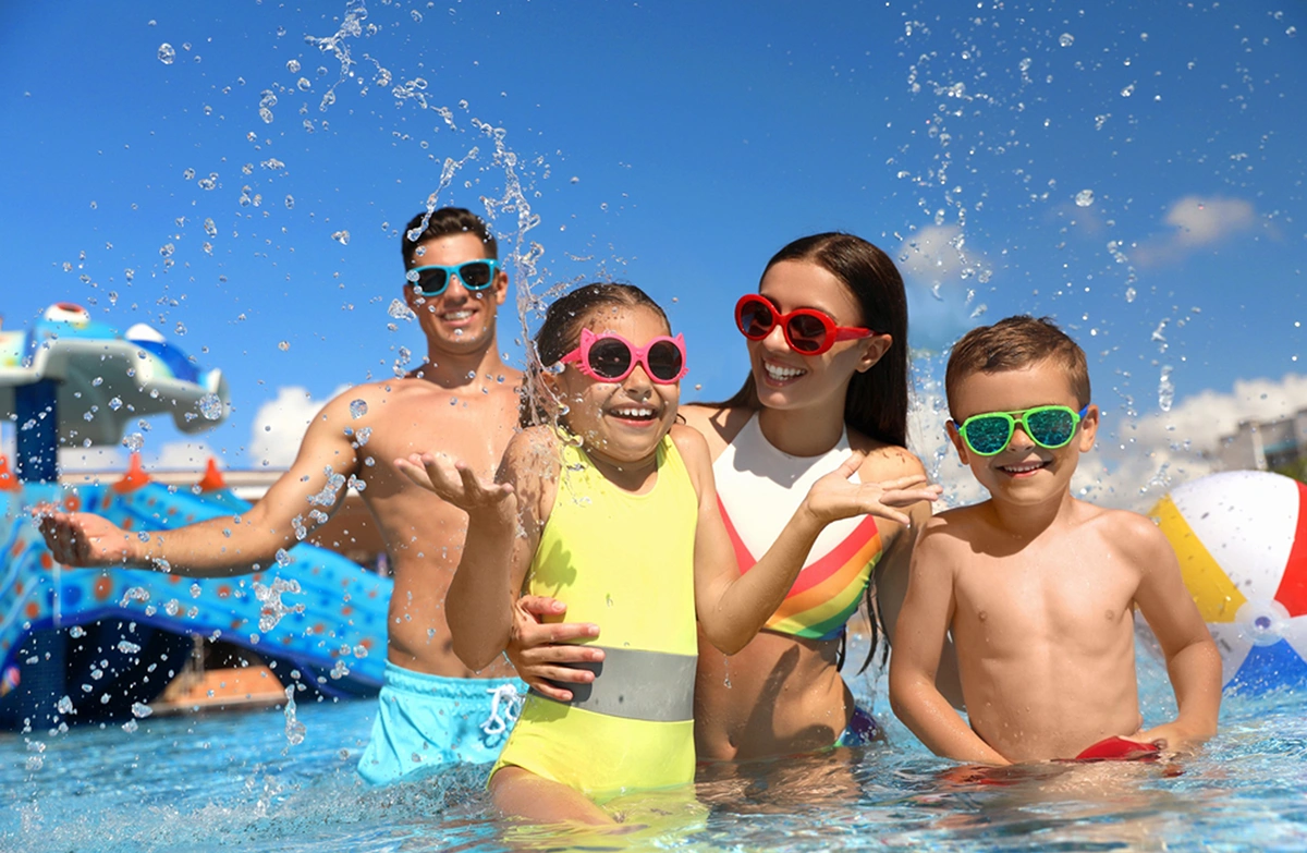 Familie bucurandu-se de vacanta la un resort