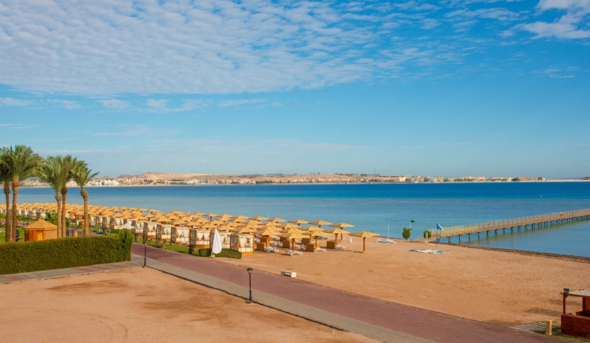 Fotografie cu umbrelute si palmieri pe plajă în Hurghada