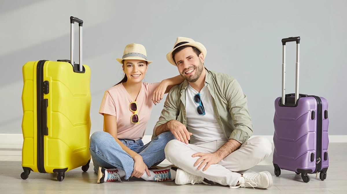 O persoana care se pregateste de calatorie in functie de sezon