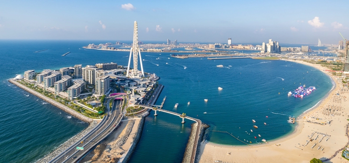 Panorama impresionanta de pe plaja Marina din Dubai
