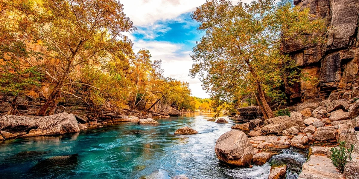 Persoane facand rafting pe raul Köprüçay