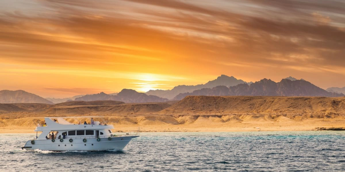 croaziera la apus pe Marea Rosie