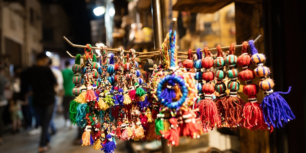 detaliu suveniruri din bazarul khan el khalili