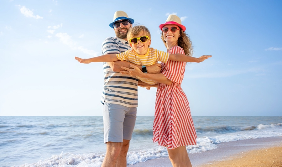 familie care se bucura de vacanta