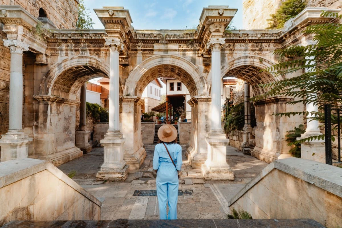 turist femeie la Poarta lui Hadrian