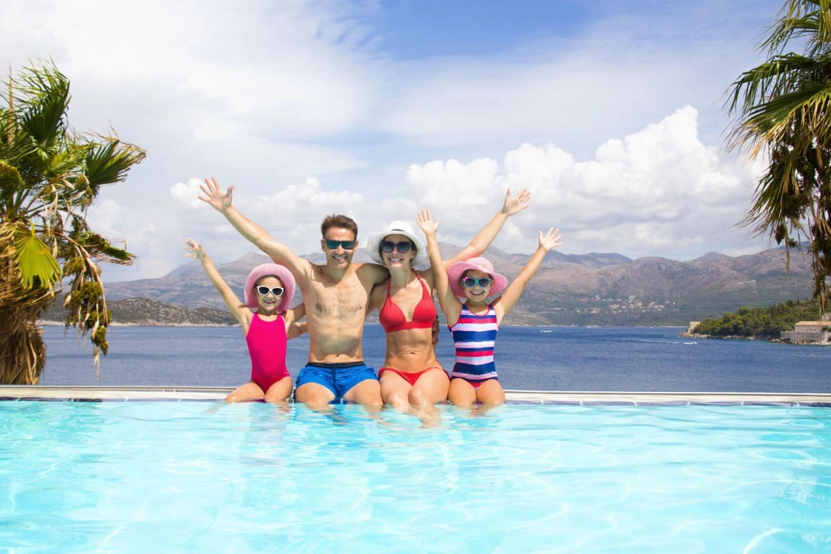 : familie cu copii la piscina