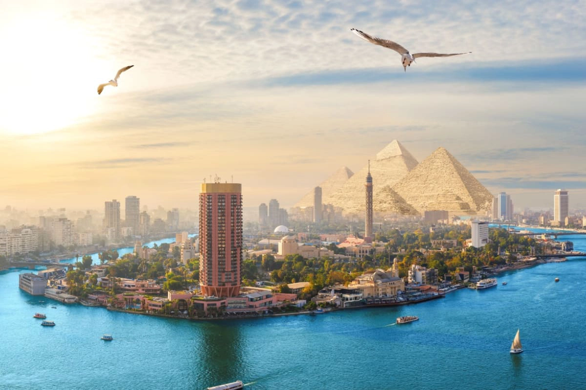 Peisaj panoramic al insulei Gezira și piramidelor din Cairo, Egipt