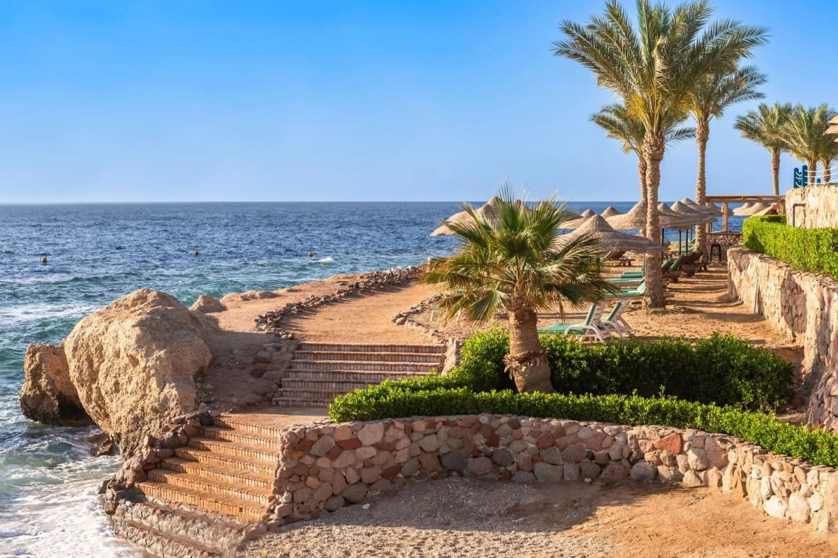 Plaja in Sharm El Sheikh, cu trepte din piatra, palmieri