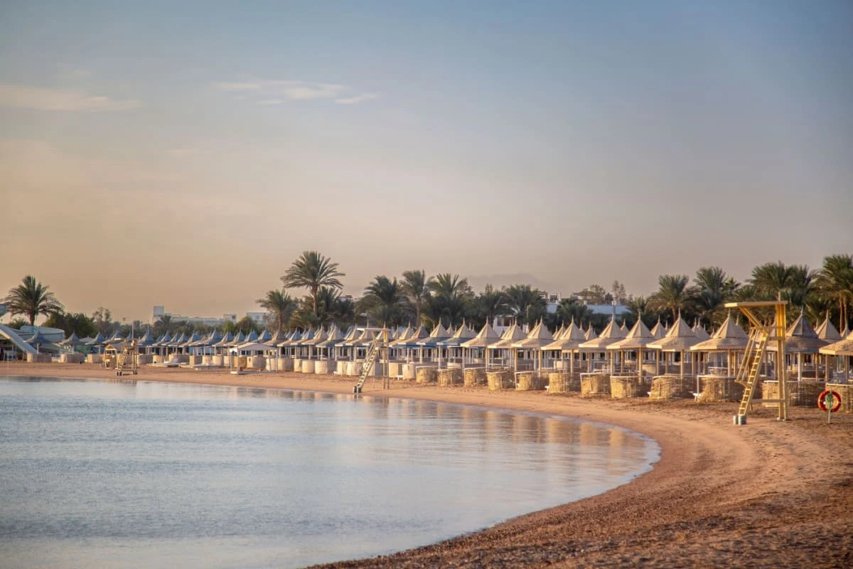 Umbrelute intr-un resort de lux din Hurghada, la apus