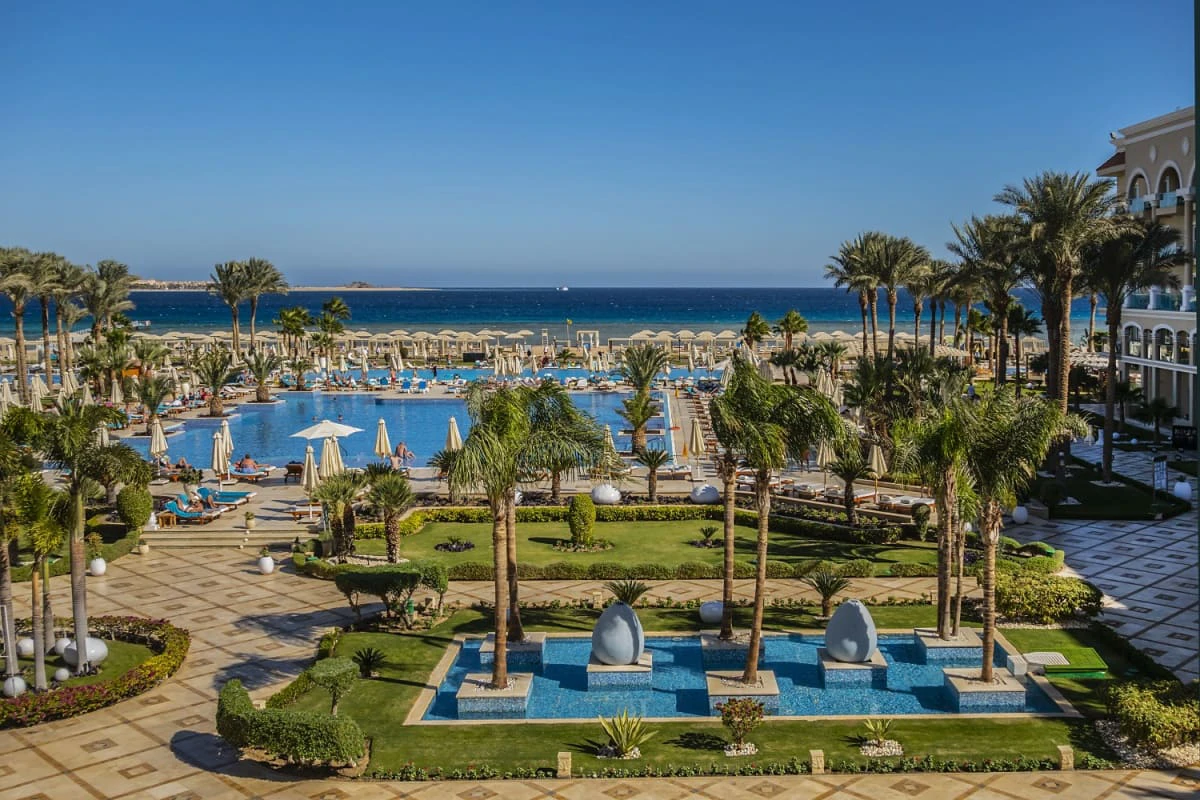 peisaj cu piscine, mare si palmieri, in cadrul unui resort de lux din Hurghada