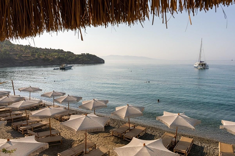 plaja cu umbrele din ratan in Hurghada