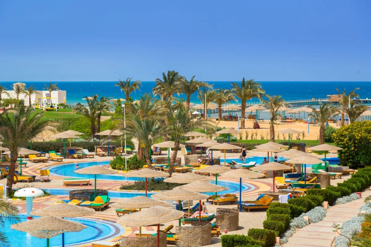 resort cu palmieri si multe piscine, cu vedere la Marea Rosie, in Hurghada