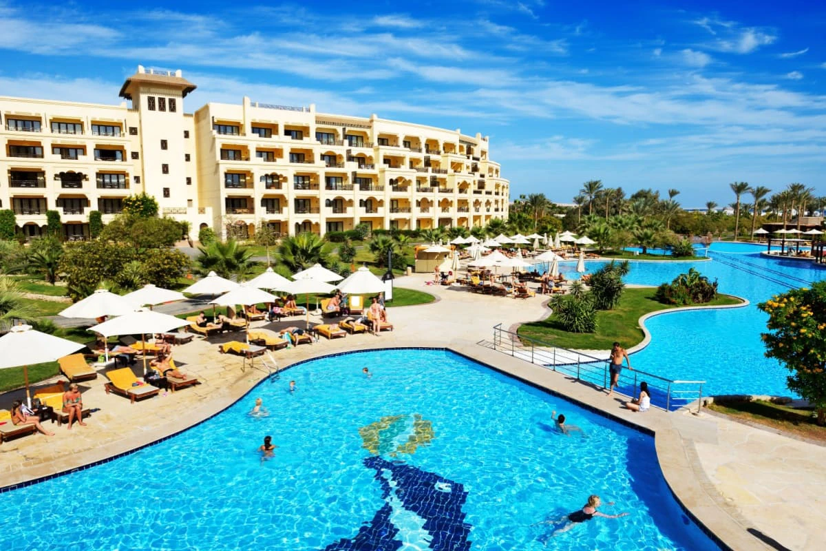 turisti in vacanta la un resort de lux din Hurghada