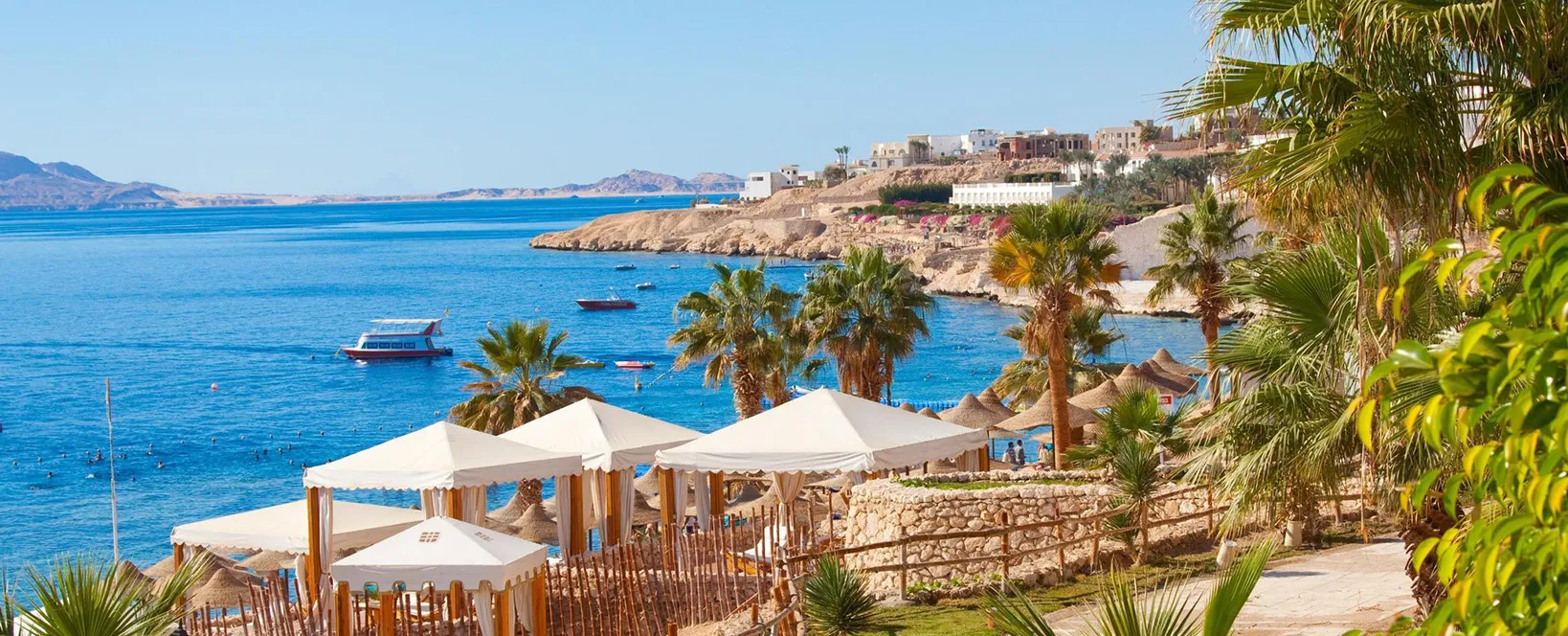 vedere din resort de lux in Sharm El-Sheikh, cu marea si cerul albastru pe fundal