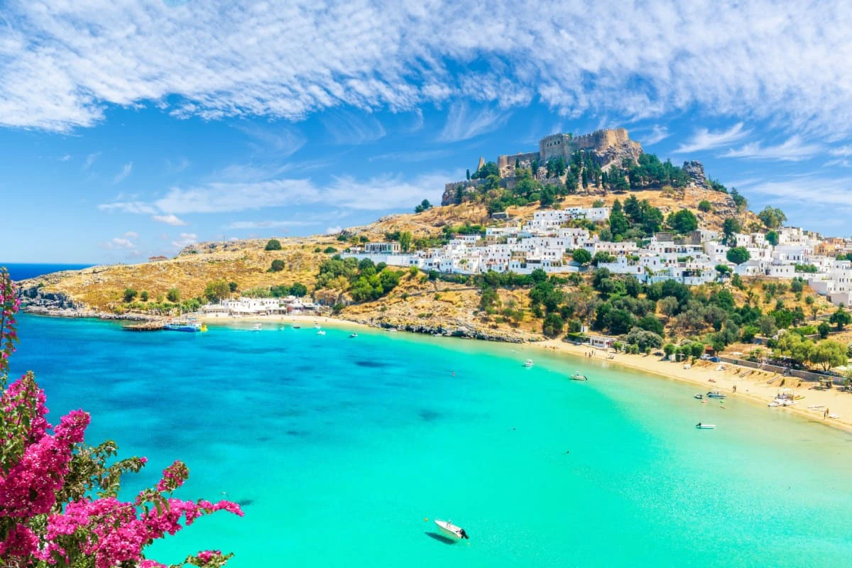 Peisaj cu plaja si castel in satul Lindos din Rhodos, Grecia