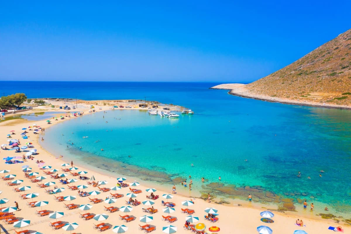 Plaja cu umbrelute din Stavros, intr-o laguna pitoreasca, Chania, Creta