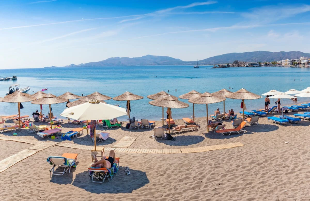 Vedere panoramica a plajei Haraki, cu umbrele si turisti, in Rhodos