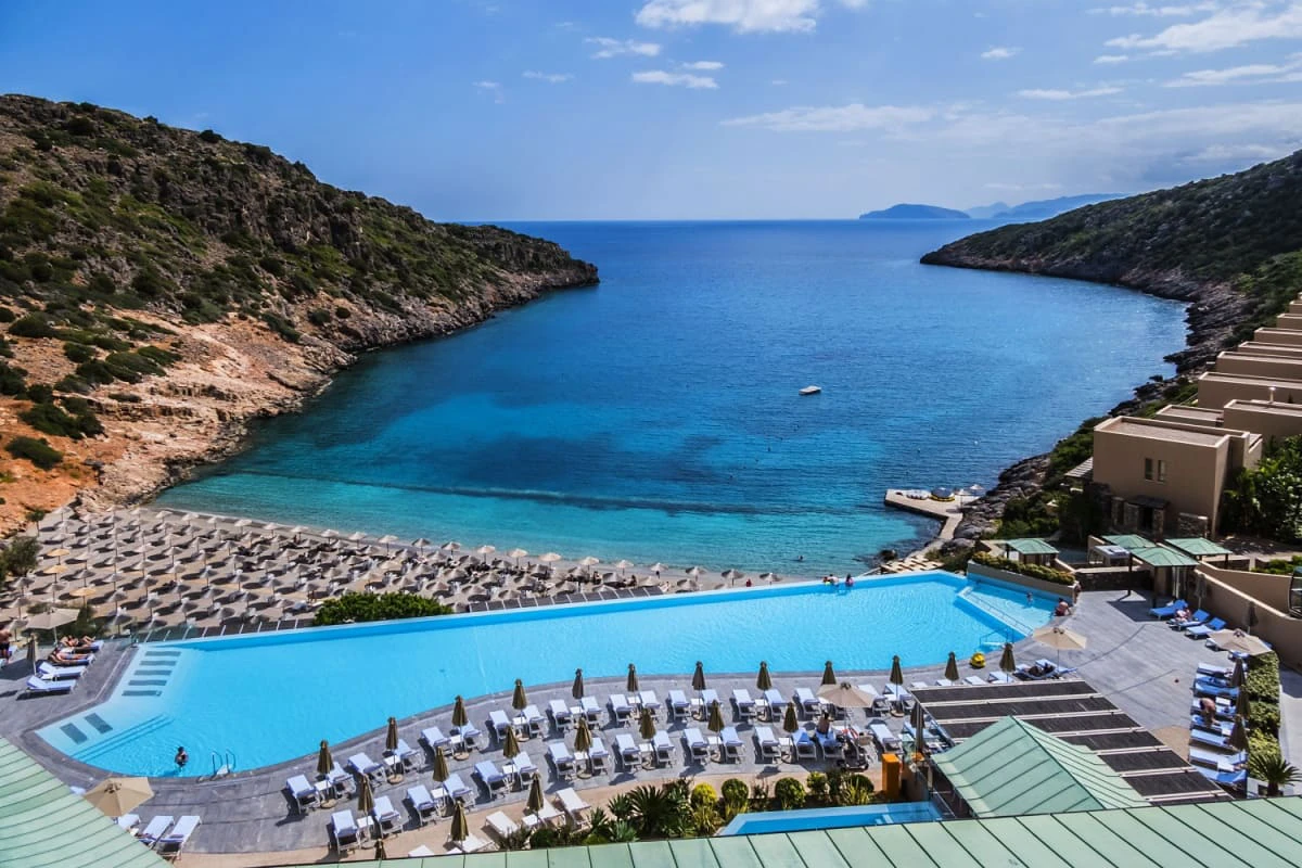 resort de lux cu piscina si umbrele, cu vedere la mare, in Agios Nikolaos, Creta