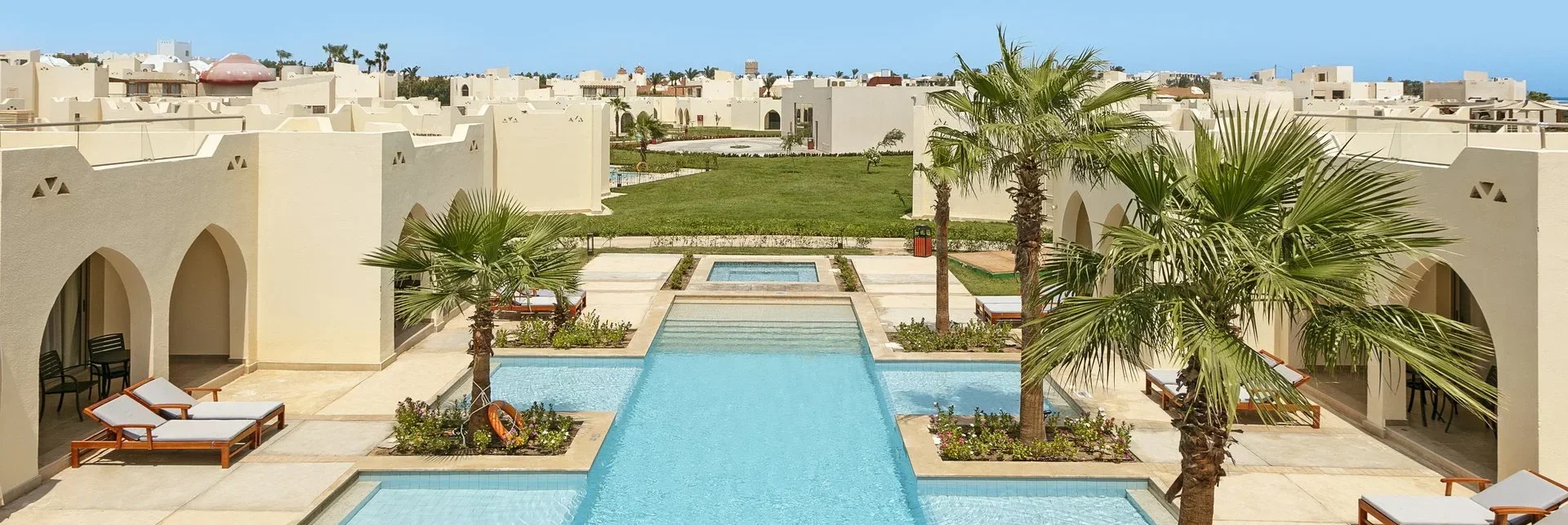 cladiri si piscina pentru relaxare