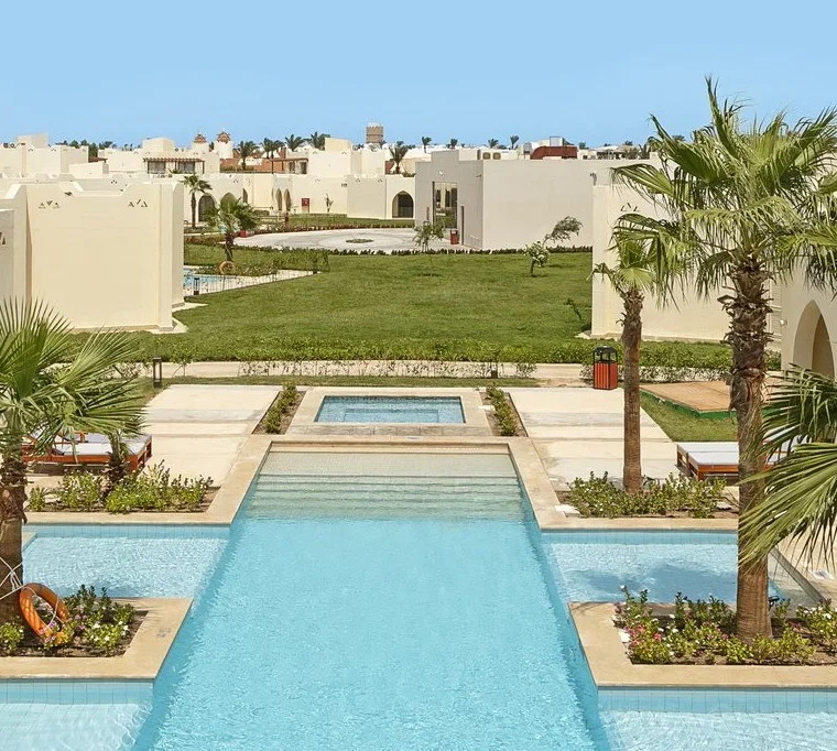 cladiri si piscina pentru relaxare