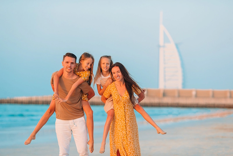 Familie cu doi copii in vacanta in Dubai