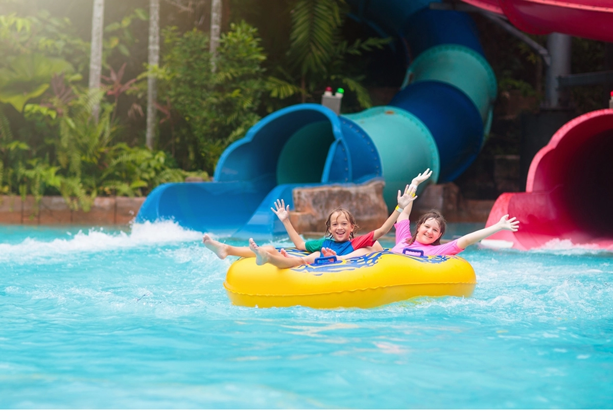 Copii care se distreaza cu diverse activitati in timpul vacantei - Egipt