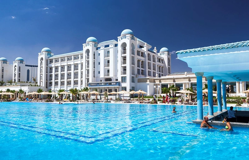 piscina unui hotel din Tunisia