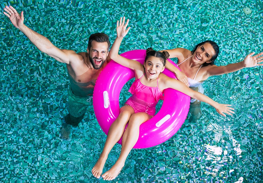 Familie se distreaza la piscina