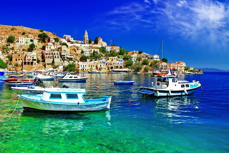 nave pecaresti intr-un port din insula rhodos grecia