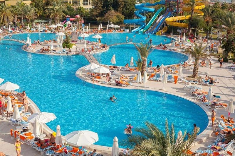 resort de lux din Antalya, cu persoane la piscină