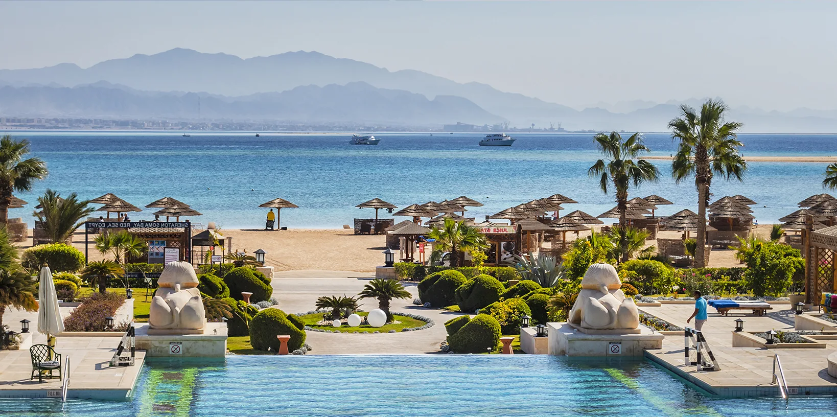resort de lux in Hurghada, cu piscina si vedere la Marea Rosie