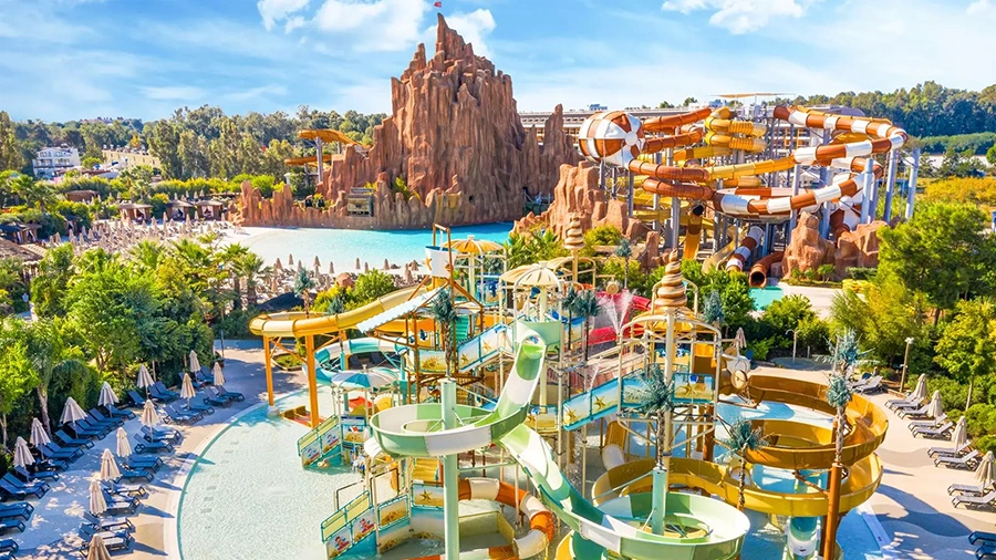 Copii care se distreaza cu diverse activitati in timpul vacantei - Turcia