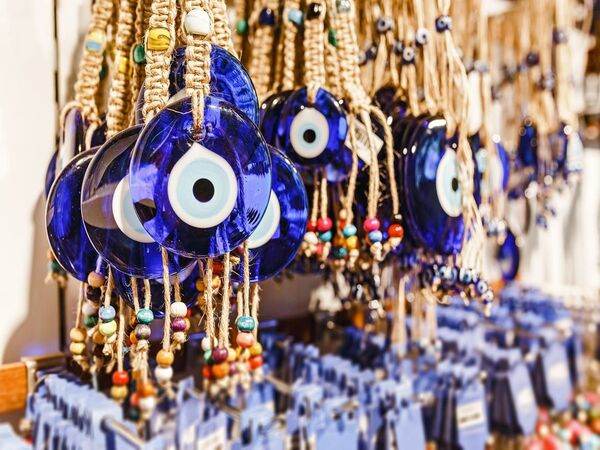 Ce simbolizează ochiul albastru turcesc și cum a devenit un talisman global?