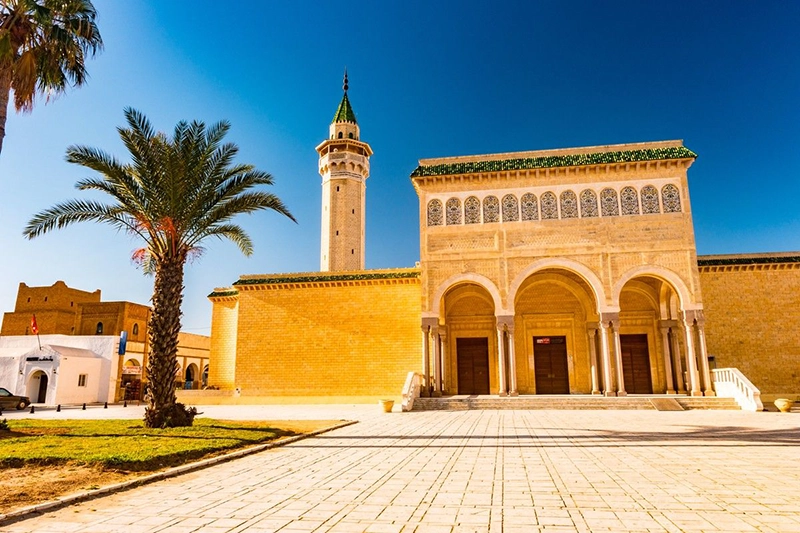 Moscheea Bourguiba din Monastir, Tunisia, într-o zi cu cer senin. Exemplu de arhitectură musulmană tradițională