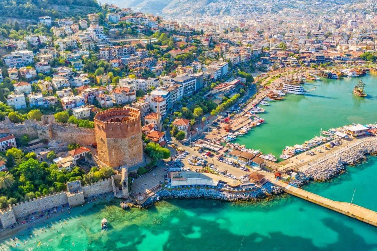 Vedere aeriana cu drona a fortaretei Kizil Kule (Turnul Rosu) si a portului din Alanya, Turcia