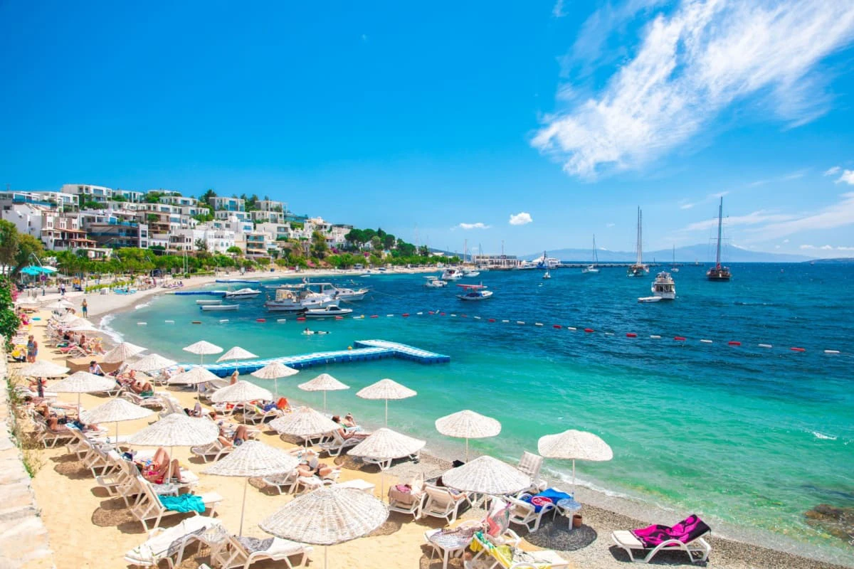Vedere panoramica a plajei Bodrum (Turcia), Marea Egee, case traditionale albe, marina, barci cu vele, iahturi