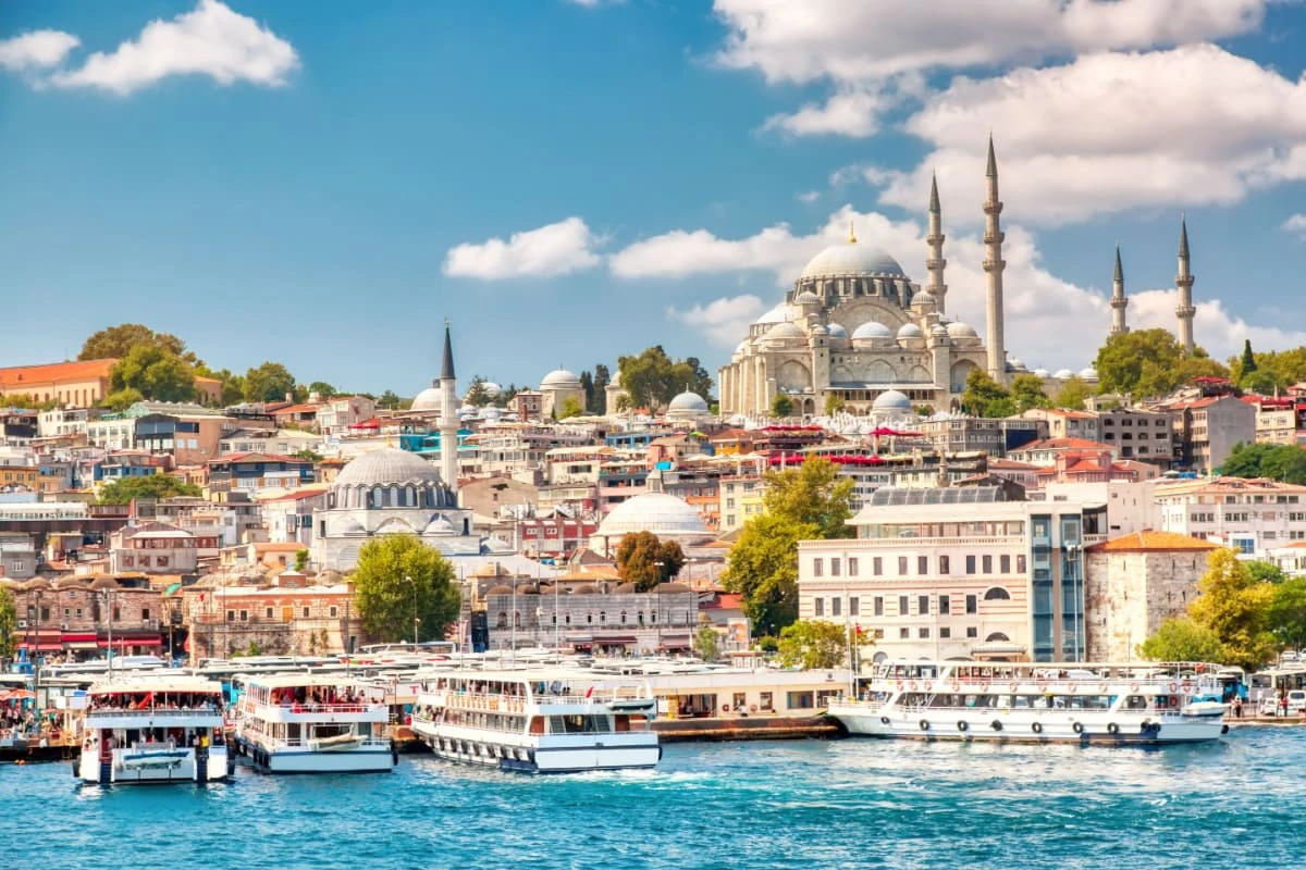 nave turistice pentru vizitarea obiectivelor turistice in golful Cornul de Aur din Istanbul (Turcia) si vedere la moscheea Suleymaniye cu districtul Sultanahmet