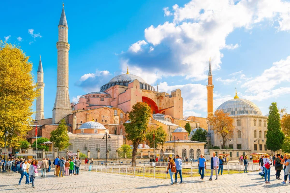 oameni se plimba langa moscheea Hagia Sofia, in Istanbul