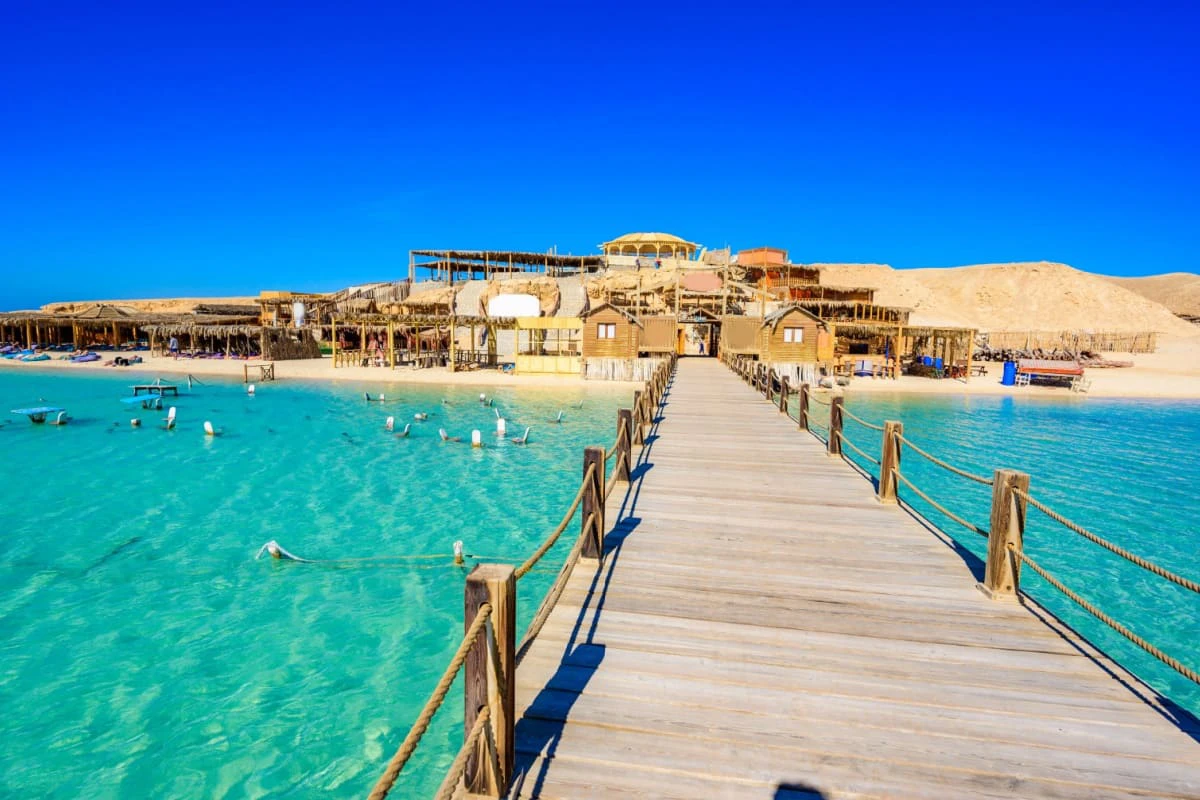 ponton din lemn deasupra Marii Rosii in Hurghada, Insula Giftun